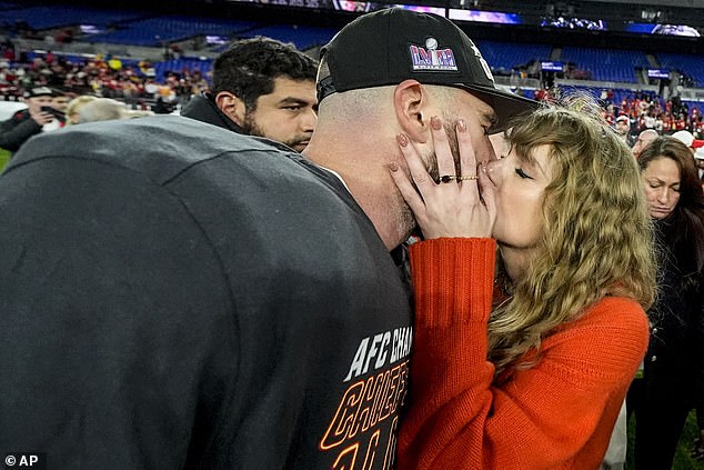 Singer Taylor Swift and boyfriend Travis Kelce pack on the PDA as they share passionate kiss�on�the�field after Kansas�City Chiefs