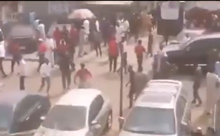 EFCC operatives allegedly shoot sporadically at Abuja Dollar market (video)