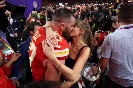 Taylor Swift kisses Travis Kelce on the field after Kansas City Chiefs win the Super Bowl (video)