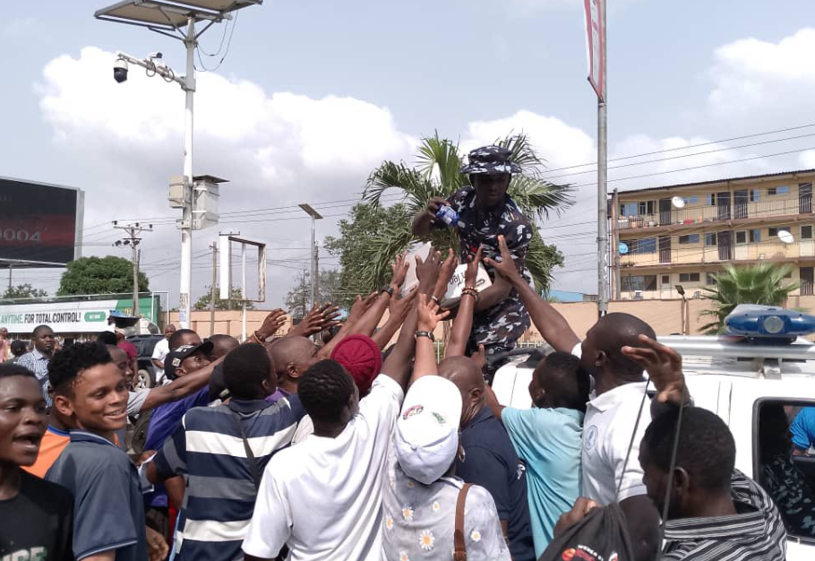 Police distribute bottle water and biscuits to protesters in Lagos (videos)