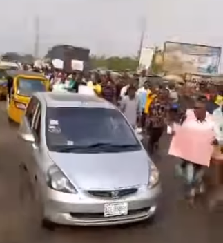 We are hungry! - Ogun residents stage peaceful protest over prevailing economic hardship (video)