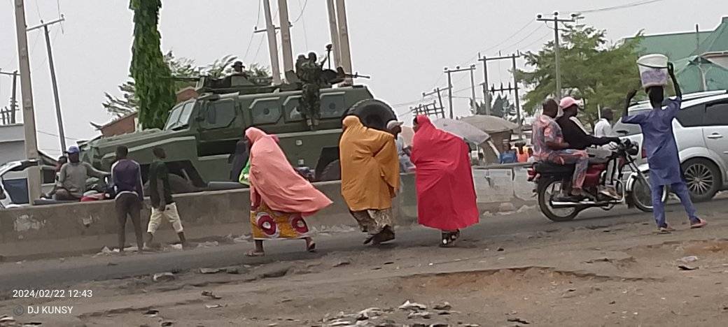 Soldiers open fire as hoodlums hijack trucks and steal food items in Niger State