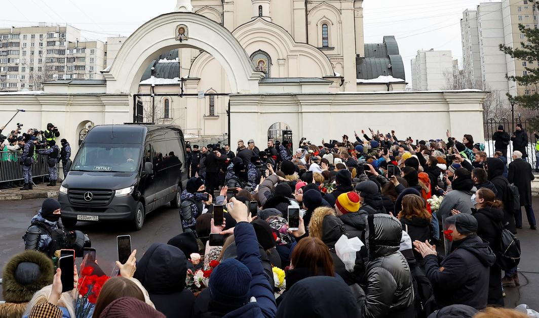 Thousands of supporters defy Putin to honor Russian opposition leader Alexei Navalny at his burial (photos/videos)