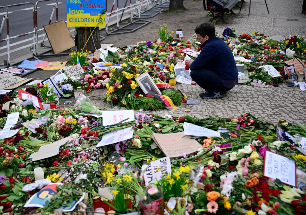 Thousands of supporters defy Putin to honor Russian opposition leader Alexei Navalny at his burial (photos/videos)