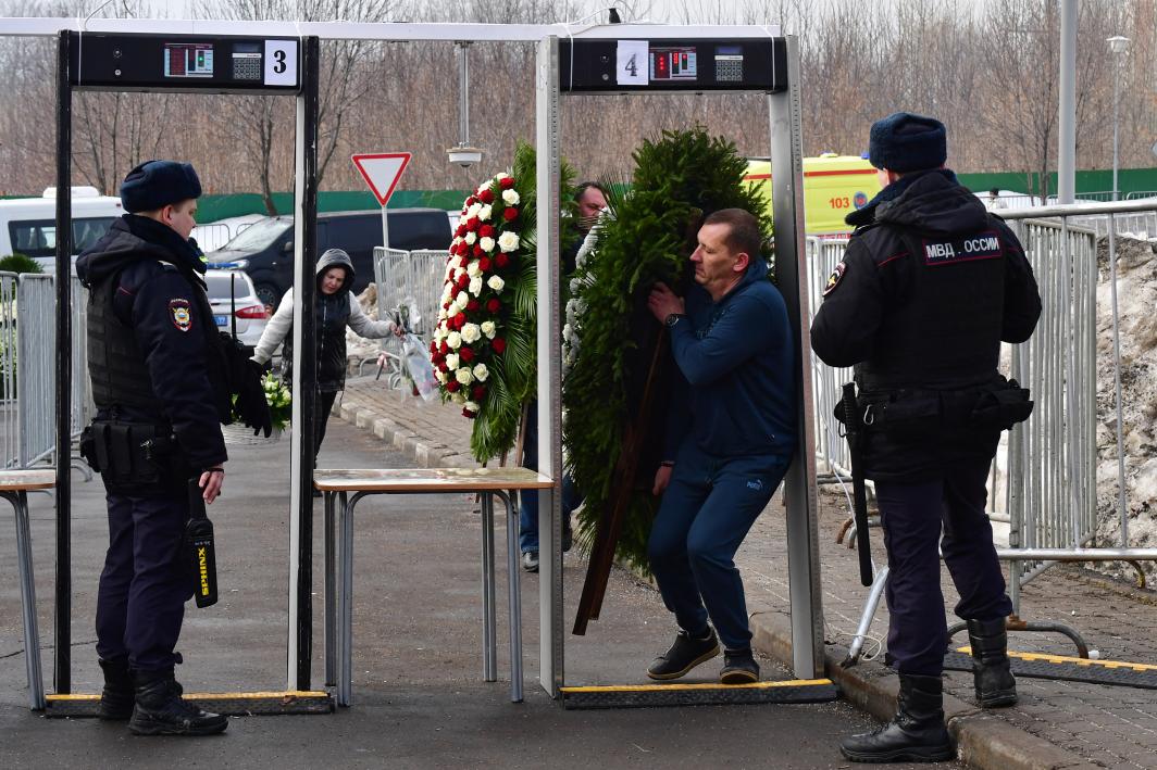 Thousands of supporters defy Putin to honor Russian opposition leader Alexei Navalny at his burial (photos/videos)