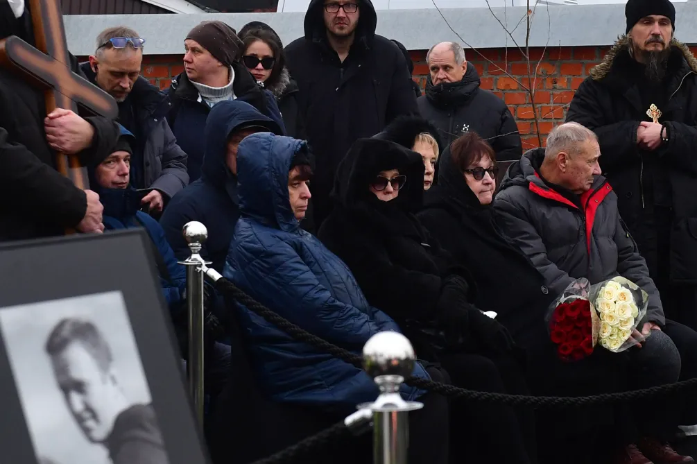 Thousands of supporters defy Putin to honor Russian opposition leader Alexei Navalny at his burial (photos/videos)