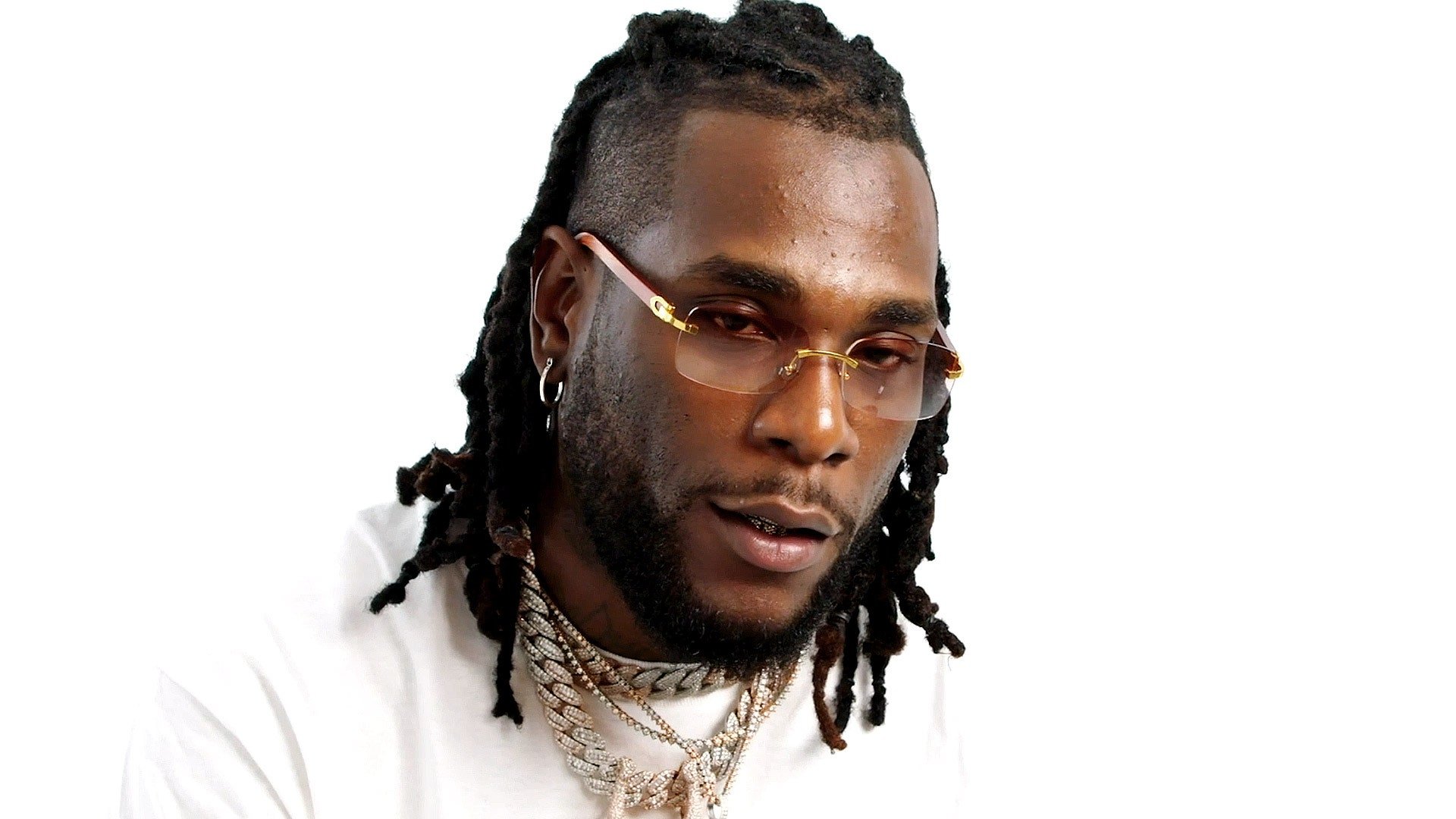 ?Did I pull an Omah Lay on your girl? Because I can, smile more before you lose am? - Burna Boy tells male fan at his show (video)