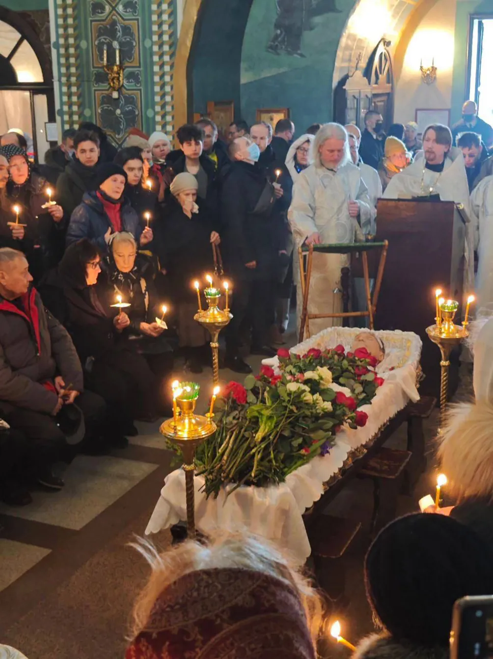 Thousands of supporters defy Putin to honor Russian opposition leader Alexei Navalny at his burial (photos/videos)