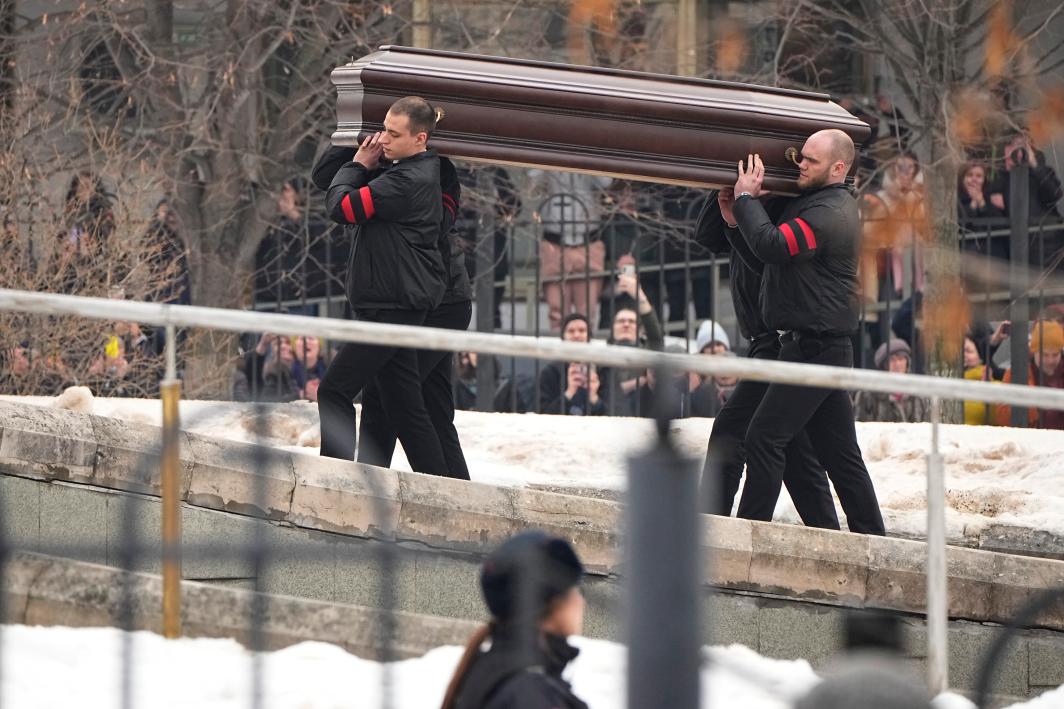 Thousands of supporters defy Putin to honor Russian opposition leader Alexei Navalny at his burial (photos/videos)