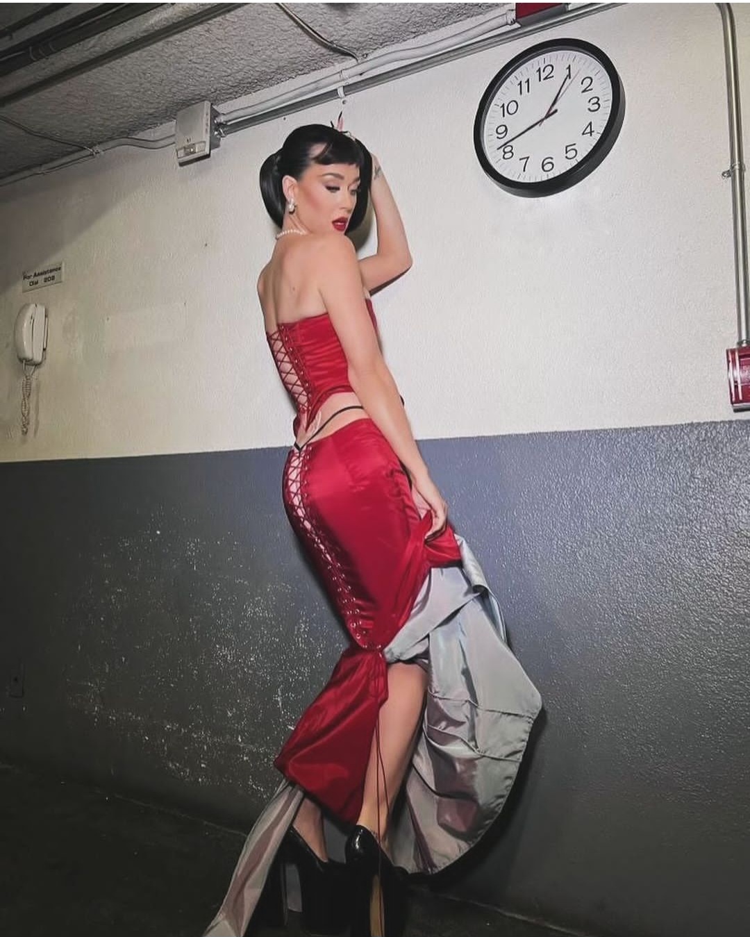 Katy Perry shows off bare bum in lace-up skirt (photos)