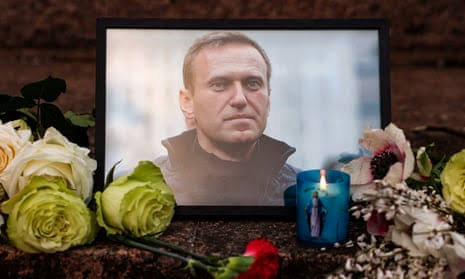 Thousands of supporters defy Putin to honor Russian opposition leader Alexei Navalny at his burial (photos/videos)