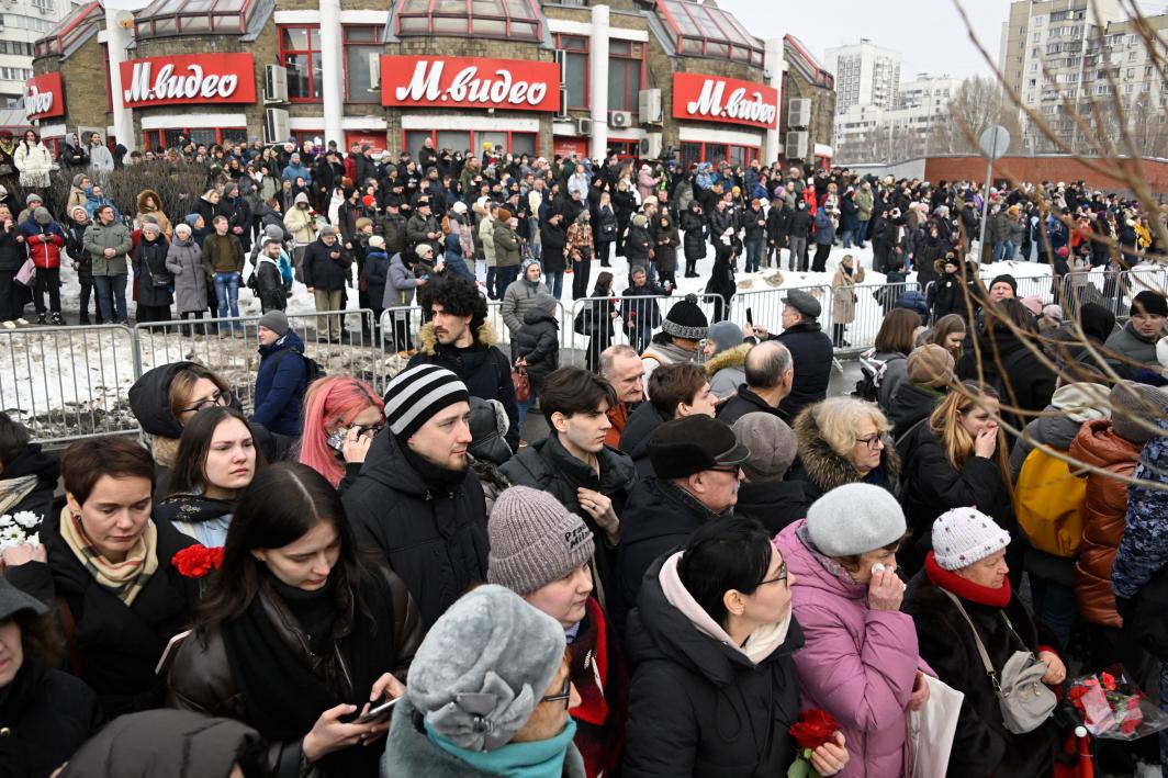 Thousands of supporters defy Putin to honor Russian opposition leader Alexei Navalny at his burial (photos/videos)