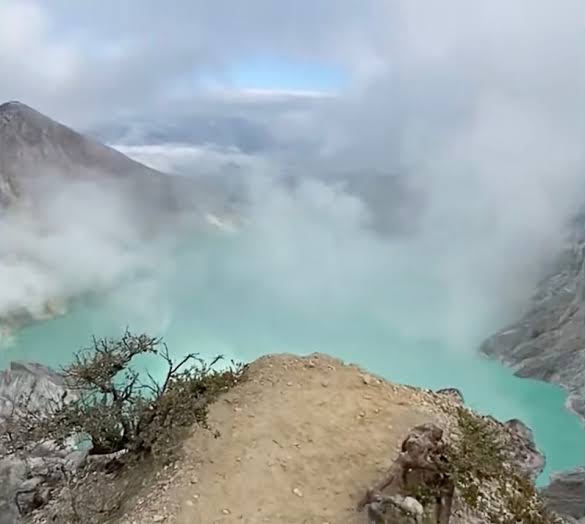 Tourist plunges 250 feet to her death into active volcano while posing for photo