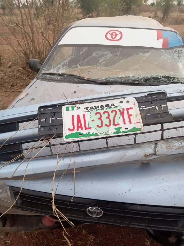 One suspect dies, two others arrested as fleeing armed robbers crash stolen vehicle after stabbing driver in Adamawa