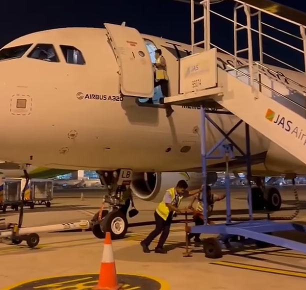 Man falls from airplane after staff move stairs without noticing he was coming out (video)