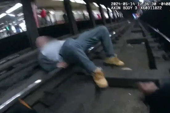 Man saved from oncoming train after falling onto subway tracks during seizure (video)