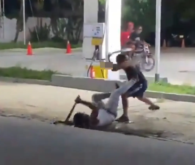 Man calmly picks his severed hand from the ground after machete fight that was caught on camera left him decapitated (video)