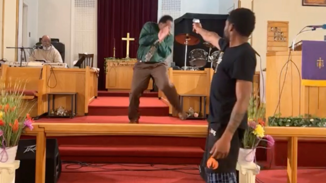 Church service comes to a halt as man pulls gun and attempts to shoot pastor (video)