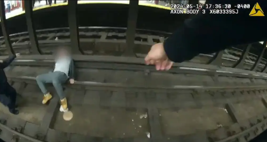 Man saved from oncoming train after falling onto subway tracks during seizure (video)