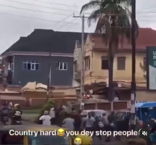 FRSC officials flee from m0b after being accused of causing an accident at Oke-Bola in Ibadan