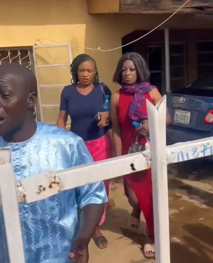 Neighbours help Kaduna man recover his properties after he was robbed by two s�* workers he took home (video)