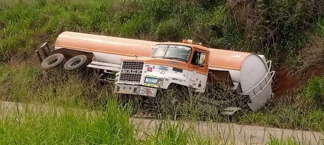 Residents ignore explosion threat, scoop fuel from fallen tanker in Edo