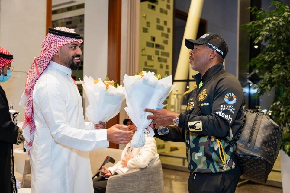 Tyson Fury lands in Saudi Arabia with huge entourage for Oleksandr Usyk undisputed heavyweight title fight (photos/video)