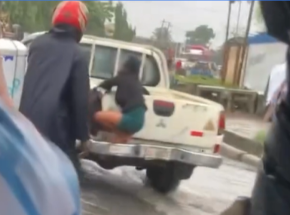 Nigerian lady?s survival instinct kicks in while attempting to cross a flooded road