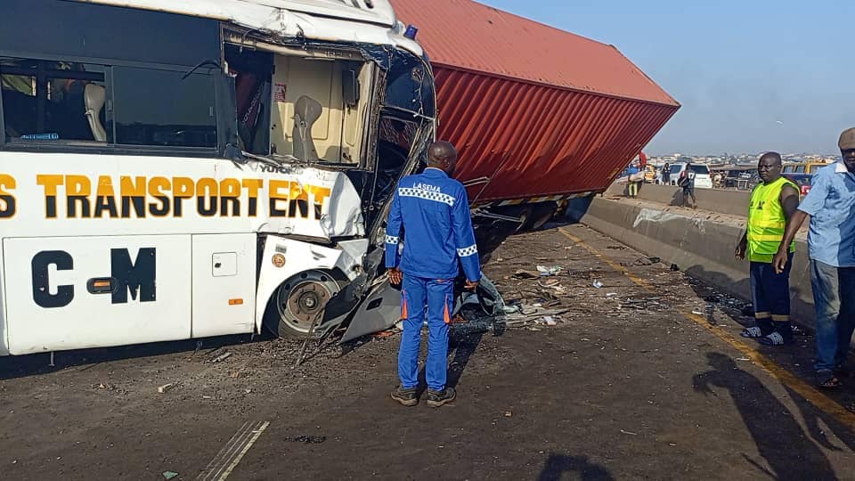 Disaster averted as truck, luxurious bus and van collide on Lagos-Ibadan expressway